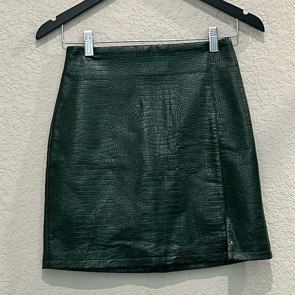 Topshop Dresses & Skirts - Top shop faux leather skirt forest green color size 2